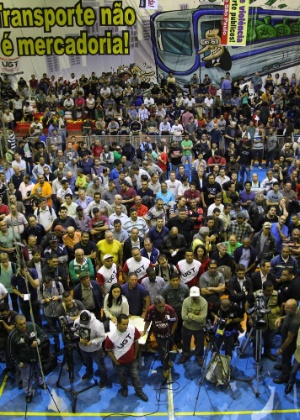 Metroviários durante assembleia em junho para tentar reverter as demissões de 42 funcionários durante a greve - Paulo Lopes/ Futura Press/ Estadão Conteúdo