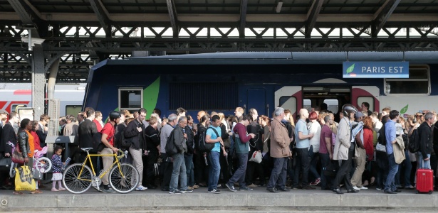 Multidão espera trem em plataforma na estação Gare de l'Est, em Paris