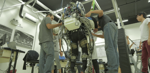 Lenço estará com voluntário paraplégico que irá usar exoesqueleto para dar o primeiro chute da Copa