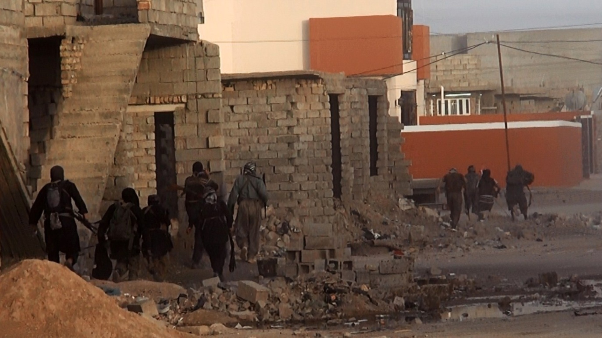 12.jun.2014 - A imagem mostra soldados jihadistas tomando as ruas da cidade de Samarra, no Iraque. Rebeldes sunitas do grupo Estado Islâmico do Iraque e do Levante prometeram tomar Bagdá, depois de invadirem as cidades de Tikrit e Mossul - Welayat Salahuddin/AFP