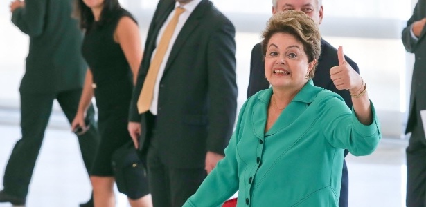 A presidente Dilma Rousseff acena para jornalistas instantes após receber a presidente do Chile, Michele Bachelet, no Palácio do Planalto - Pedro Ladeira - 12.jun.2014/Folhapress