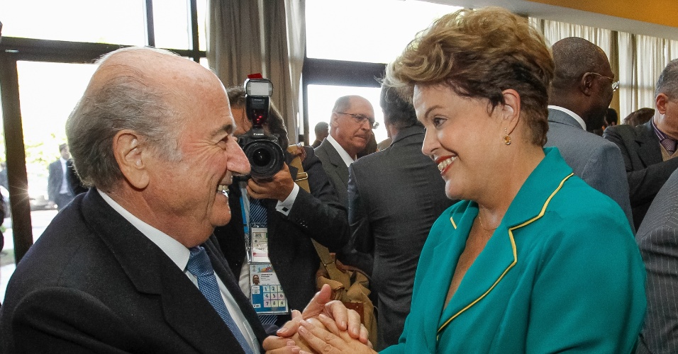 12.jun.2014 - A presidente Dilma Rousseff cumprimenta o presidente da FIFA, Joseph Blatter, durante almoço oferecido aos Chefes de Estado antes da abertura da Copa do Mundo FIFA Brasil 2014, em São Paulo, nesta quinta-feira (12)