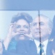 12.jun.2014 - 12.jun.2014 - A presidente Dilma Rousseff faz figa durante o jogo entre Brasil e Croácia na abertura da Copa do Mundo, na Arena Corinthians, em São Paulo. Na foto aparecem também o presidente da Fifa, Joseph Blatter (esq.) e o vice-presidente Michel Temer, (dir., na frente de Dilma). Parte do público presente no estádio xingou a presidente no momento em que era prevista uma homenagem aos operários que trabalharam nas obras dos 12 estádios do Mundial. A seleção brasileira começou perdendo por 1 a 0, mas virou o placar e venceu a partida por 3 a 1 - Piervi Fonseca/AGIF