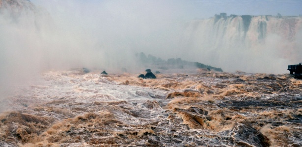 As Cataratas do Iguaçu, em Foz do Iguaçu, têm vazão de água acima do normal devido às inundações causadas por fortes chuvas na região - Norberto Duarte/AFP