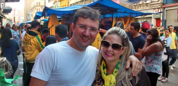 Casal Rafael e Carla Araújo viajou de Acrelândia, no interior do Acre, a São Paulo para tentar assistir à abertura da Copa do Mundo. Os dois estão dispostos a pagar até R$ 1 mil por ingresso  - Leandro Prazeres/UOL