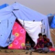 12.jun.2014 - Família se reúne em acampamento temporário em Aski Kalak, no Curdistão, nesta quinta-feira (12). Milhares de pessoas saíram de Mosul, segunda maior cidade do Iraque, depois dela ter sido invadida por jihadistas - Safin Hamed/AFP
