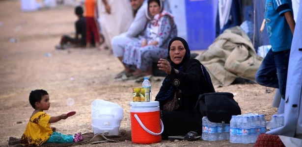Famílias iraquianas fugiram em massa de Mossul, cidade dominada por jihadistas - Safin Hamed/AFP