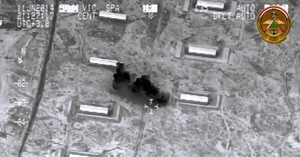 12.jun.2014 - Imagem obtida pelo site do Ministério da Defesa, nesta quinta-feira (12), mostra as forças iraquianas fazendo ataques aéreos no campo militar de al-Ghazlani, na cidade de Mossul, ocupada por militantes jihadistas.Rebeldes sunitas do grupo Estado Islâmico do Iraque e do Levante prometeram tomar Bagdá, depois de invadirem as cidades de Tikrit e Mossul - AFP