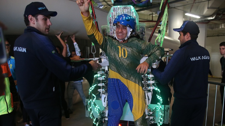 Juliano Pinto deu um "chute simbólico" na abertura da Copa do Mundo de 2014, usando o exoesqueleto, desenvolvido pela equipe do neurocientista Miguel Nicolelis.