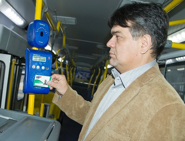 O prefeito Paulo Hadich (PSB) testa o novo sistema de biometria facial implantado em ônibus de Limeira - Michele Pampanin