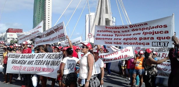 Protesto antes da visita da presidente Dilma Rousseff ao Recife; os manifestantes reivindicam políticas de moradia - Carlos Madeiro/UOL