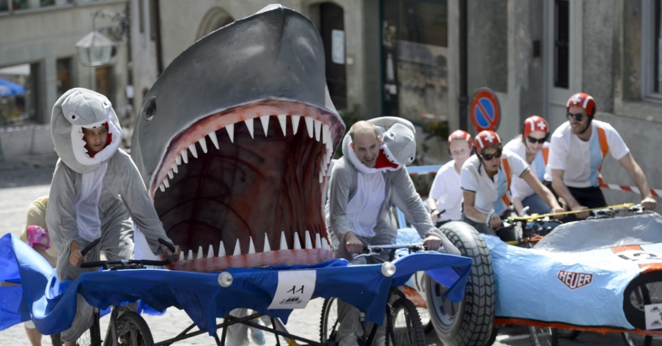 14.jun.2014 - Ciclistas fantasiados participam da corrida anual conhecida como 'As 12 horas de l?Oges', na Suíça. Dezoito equipes participam da competição que consiste em um revezamento ao redor da cidade Freibourg. O ponto alto da competição são os 'disfarces' que cada equipe cria para suas bicicletas