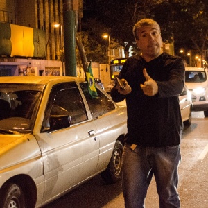 Policial armado desce de carro e atira para o alto depois de ser cercado por manifestantes durante ato contra a Copa do Mundo - Tércio Teixeira/Brazil Photo Press/Estadão Conteúdo