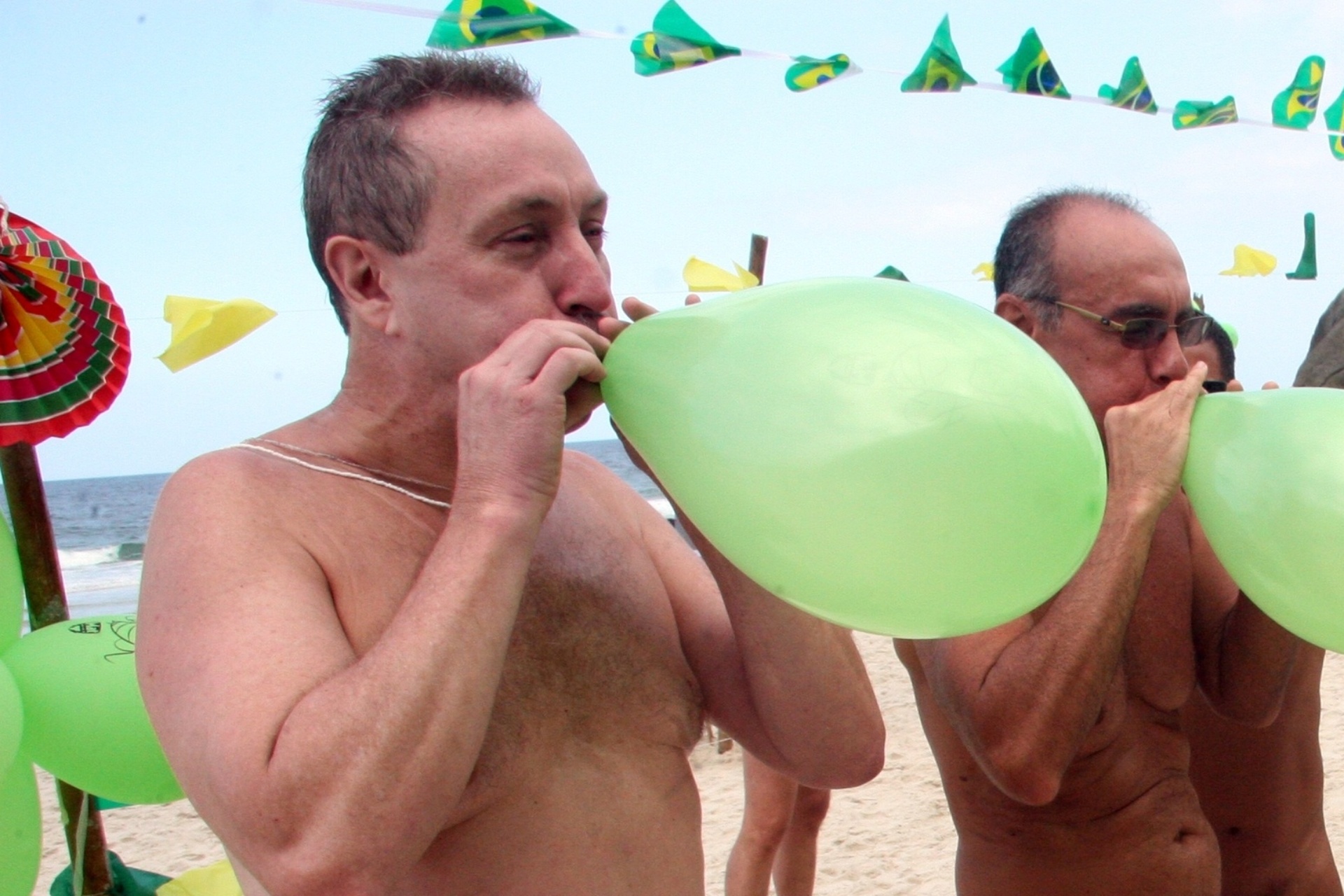 15.jun.2014 - A Praia de Abricó, trecho da orla do Recreio dos Bandeirantes (zona oeste do Rio de Janeiro) destinado à prática do nudismo, ganhou novos visitantes com o início da Copa do Mundo - Zulmair Rocha/UOL