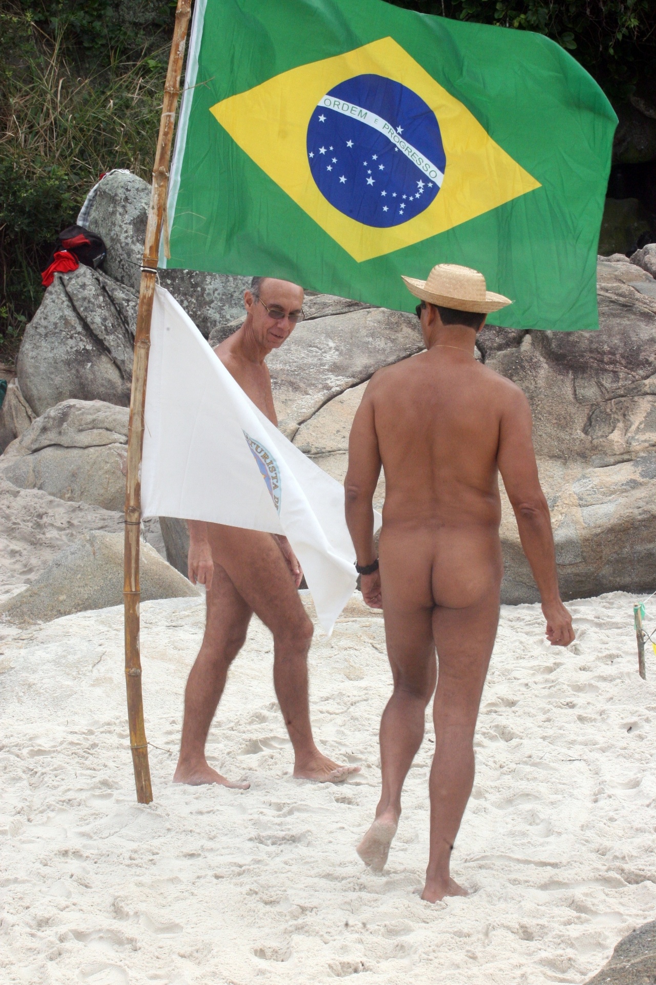 15.jun.2014 - A Praia de Abricó, trecho da orla do Recreio dos Bandeirantes (zona oeste do Rio de Janeiro) destinado à prática do nudismo, ganhou novos visitantes com o início da Copa do Mundo - Zulmair Rocha/UOL