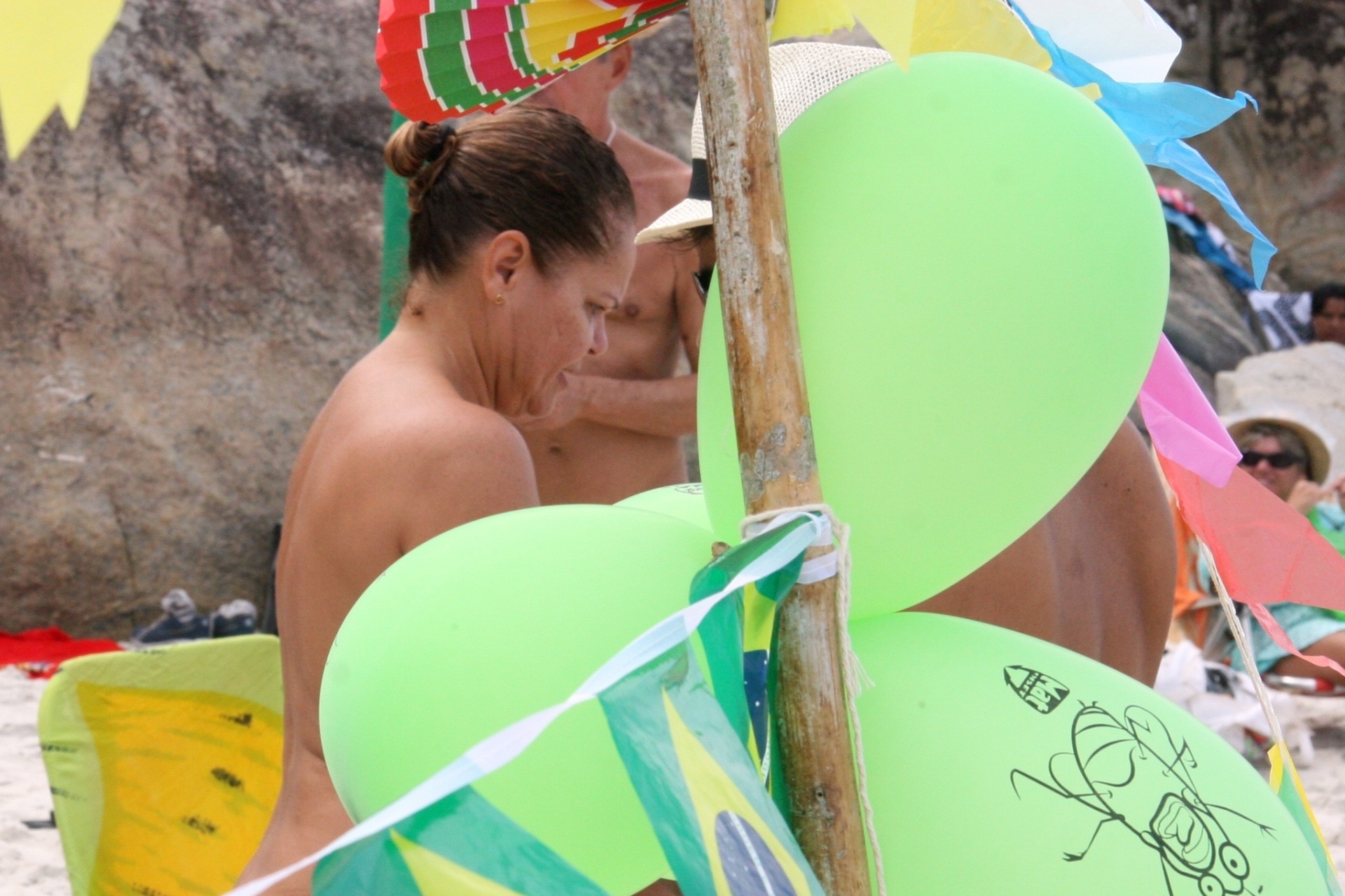 15.jun.2014 - Um dos diferenciais da praia de Abricó, na zona oeste do Rio de Janeiro, está no fato de permitir a entrada de homens e mulheres solteiros e não apenas casados, como acontece em outras praias de naturismo do Brasil - Zulmair Rocha/UOL