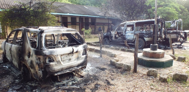16.jun.2014 - Carros foram queimados em frente à delegacia de Mpeketoni, no Quênia, após homens armados atacaram a cidade