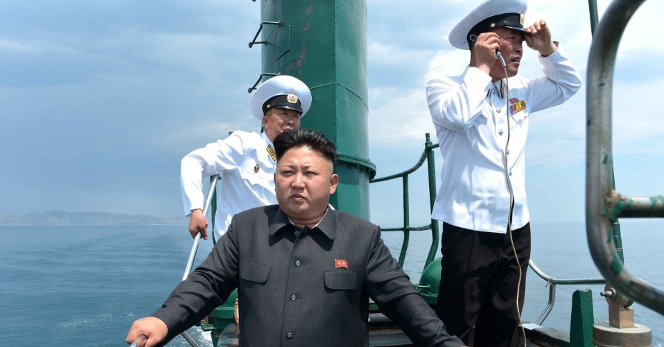 16.jun.2014 - Em foto divulgada nesta segunda-feira, o ditador norte-coreano Kim Jong-un inspeciona um submarino militar da Coreia do Norte em data e local não identificados