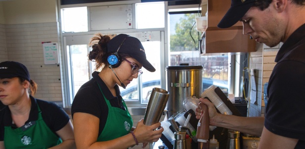 Tammie Lopez (centro) trabalha no Starbucks em tempo integral e frequenta a faculdade à noite  - Monica Almeida/The New York Times