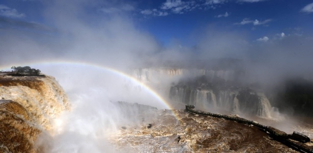Turistas observam arco-íris nas cataratas do Iguaçu, em Foz do Iguaçu (PR), nesta segunda-feira (16) - Jorge Adorno/Reuters