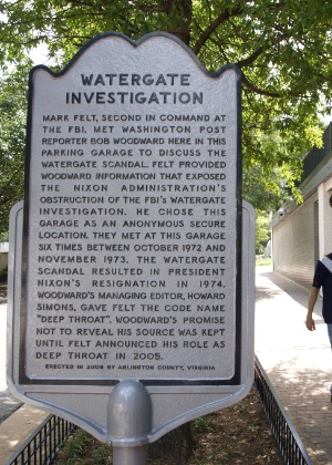 Placa com marco histórico em Arlington, na Virginia, indica o ponto onde fica a garagem em que "Garganta Profunda" revelou ao jornalista do "Washington Post" as informações que levaram ao escândalo de Watergate - Robert MacPherson/AFP