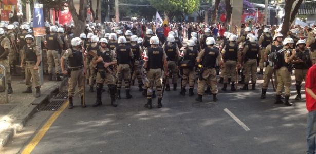 A Polícia Militar cercou e confinou em um quarteirão fechado da rua Pernambuco cerca de 200 manifestantes que protestavam contra a Copa em Belo Horizonte na tarde desta terça-feira (17) - Carlos Eduardo Cherem/UOL