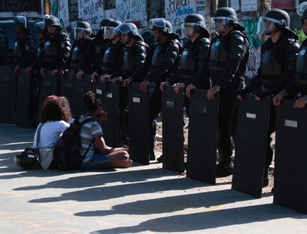 Manifestantes sentam em frente à barreira policial em protesto contra ação de reintegração de posse no cais José Estelita, no Recife - JC Imagem