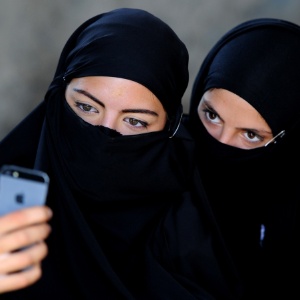 18.jun.2014 - Atrizes fazem selfie usando véus antes de participarem de um exercício militar conjunto contraterrorismo entre a Geórgia e os Estados Unidos, nos arredores de Tbilisi, capital da Geórgia