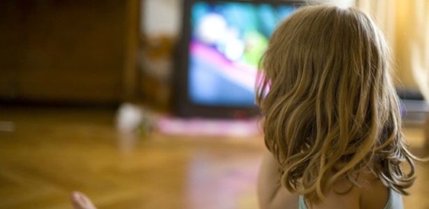 Estudo realizado por pesquisadores americanos revela que quando os pais deixam a TV ligada, enquanto brincam com os filhos pequenos, eles interagem menos com as crianças, o que afeta o desenvolvimento da linguagem - Getty Images