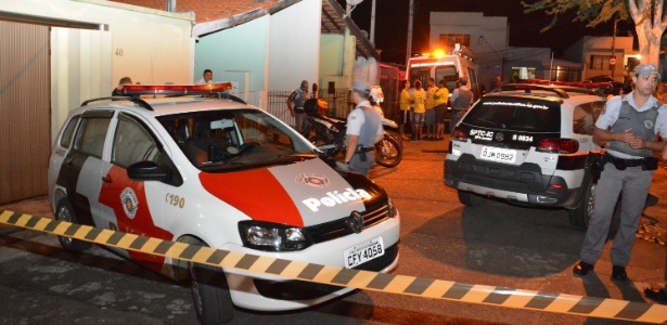 Policiais militares cercam casa onde homem entrou atirando por estar irritado com fogos de artifício - Jornal de Itatiba