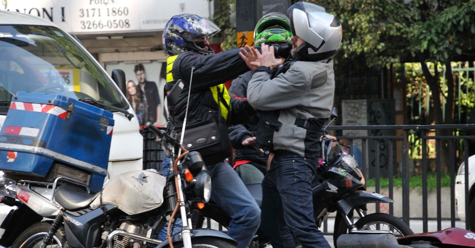 18.jun.2014 - Motociclistas trocam agressões no final da manhã desta quarta-feira (18), no cruzamento da avenida Paulista com a rua Peixoto Gomide, em São Paulo. Segundo a CET, a briga começou após a moto de um dos motociclistas colidir na traseira do outro veículo no fechamento do semáforo