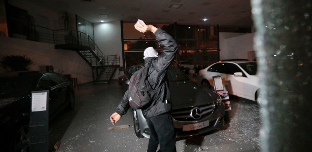 Concessionária de veículos da Mercedes-Benz, localizada na marginal Pinheiros, zona oeste de São Paulo, foi depredada por um grupo de mascarados que participavam do ato organizado pelo MPL (Movimento Passe Livre) - Fabio Braga/Folhapress