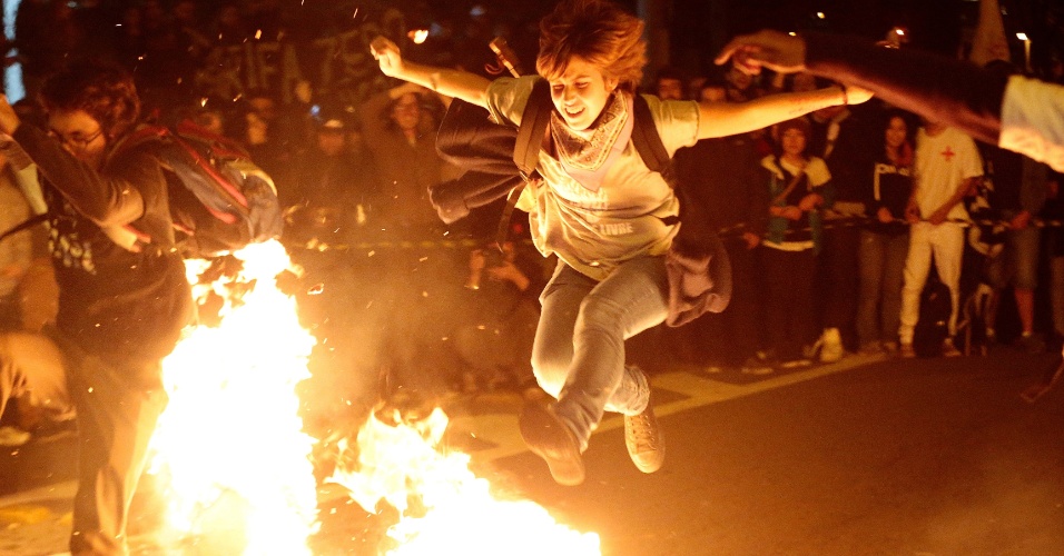19.jun.2014 - Na Marginal Pinheiros, zona oeste de São Paulo, os manifestantes que participam do ato organizado pelo MPL (Movimento Passe Livre) queimaram catracas feitas de papelão