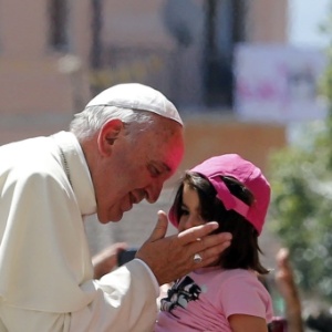 21.jun.2014 - Papa Francisco beija menina durante visita a região da Calábria, na Itália. O pontífice denunciou em sua primeira visita à Calábria o sofrimento das crianças vítimas da máfia - Giampiero Sposito/Reuters