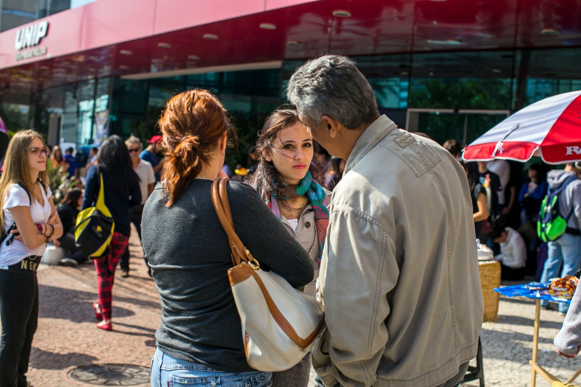 22.jun.2014 - Candidatos aguardam a abertura dos portões no segundo dia de prova da segunda fase do vestibular de inverno da Unesp 2014. Foram convocados 11.258 candidatos. São oferecidas 420 vagas nos cursos de agronomia, zootecnia, engenharias ambiental, civil, de controle e automação, de produção, elétrica e mecânica - Leonardo Soares/UOL