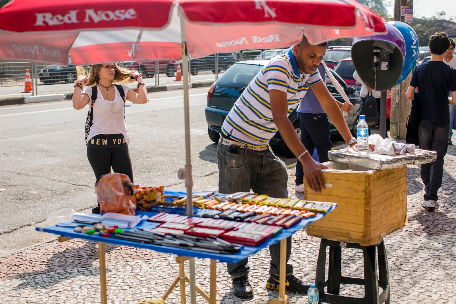 22.jun.2014 - Candidatos aguardam a abertura dos portões no segundo dia de prova da segunda fase do vestibular de inverno da Unesp 2014. Foram convocados 11.258 candidatos. São oferecidas 420 vagas nos cursos de agronomia, zootecnia, engenharias ambiental, civil, de controle e automação, de produção, elétrica e mecânica - Leonardo Soares/UOL