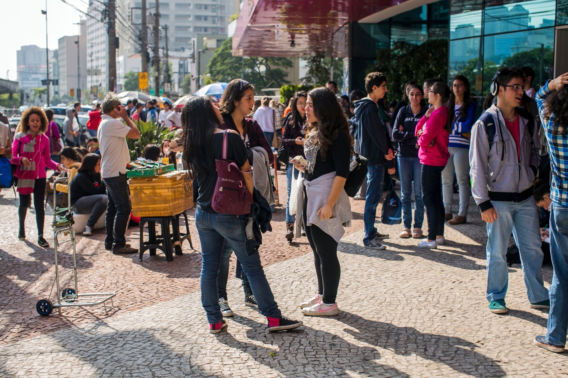 22.jun.2014 - Candidatos aguardam a abertura dos portões no segundo dia de prova da segunda fase do vestibular de inverno da Unesp 2014. Foram convocados 11.258 candidatos. São oferecidas 420 vagas nos cursos de agronomia, zootecnia, engenharias ambiental, civil, de controle e automação, de produção, elétrica e mecânica - Leonardo Soares/UOL