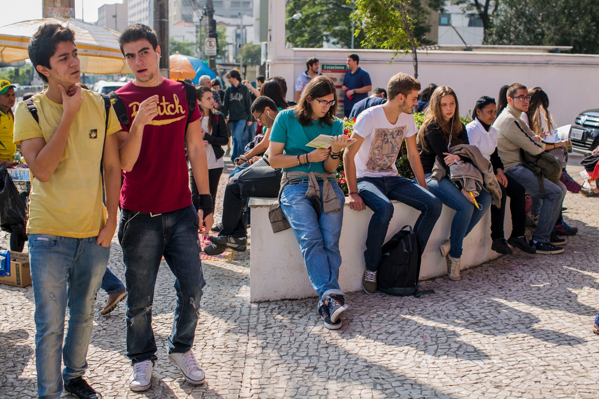 22.jun.2014 - Candidatos aguardam a abertura dos portões no segundo dia de prova da segunda fase do vestibular de inverno da Unesp 2014. Foram convocados 11.258 candidatos. São oferecidas 420 vagas nos cursos de agronomia, zootecnia, engenharias ambiental, civil, de controle e automação, de produção, elétrica e mecânica - Leonardo Soares/UOL