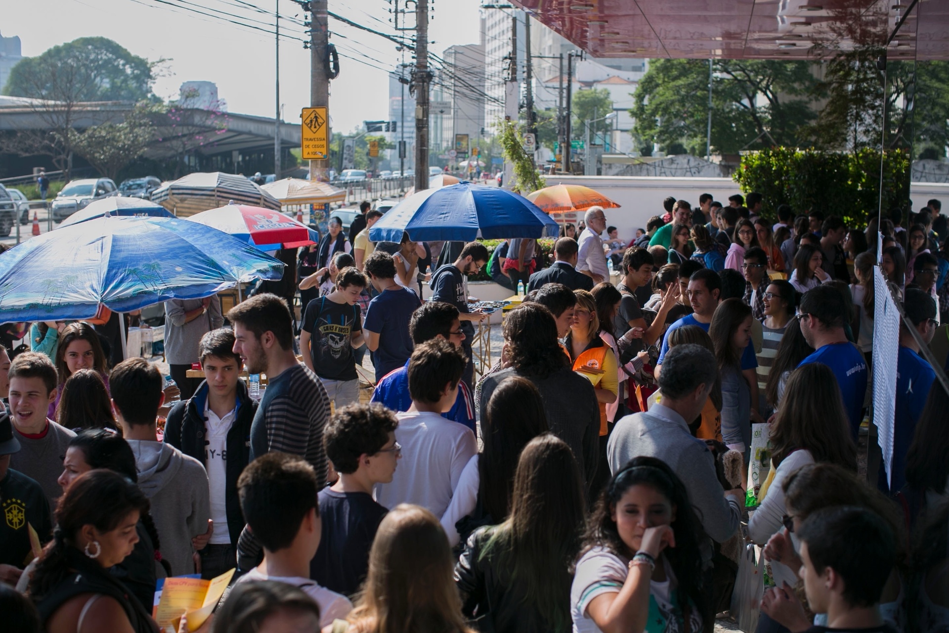 22.jun.2014 - Candidatos entram no local de prova para o segundo dia da segunda fase do vestibular de inverno da Unesp 2014. Foram convocados 11.258 candidatos. São oferecidas 420 vagas nos cursos de agronomia, zootecnia, engenharias ambiental, civil, de controle e automação, de produção, elétrica e mecânica - Leonardo Soares/UOL