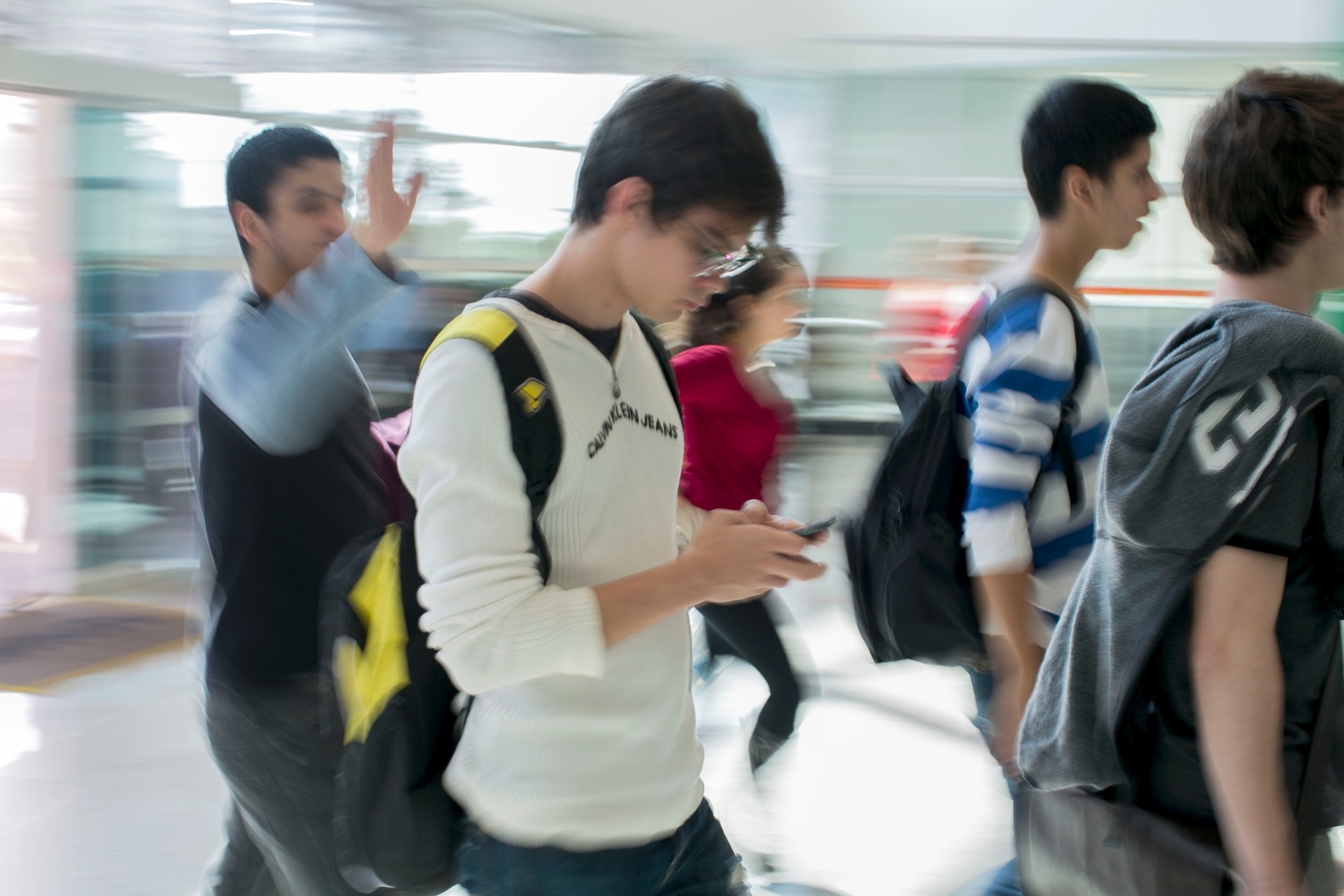22.jun.2014 - Candidatos entram no local de prova para o segundo dia da segunda fase do vestibular de inverno da Unesp 2014. Foram convocados 11.258 candidatos. São oferecidas 420 vagas nos cursos de agronomia, zootecnia, engenharias ambiental, civil, de controle e automação, de produção, elétrica e mecânica - Leonardo Soares/UOL