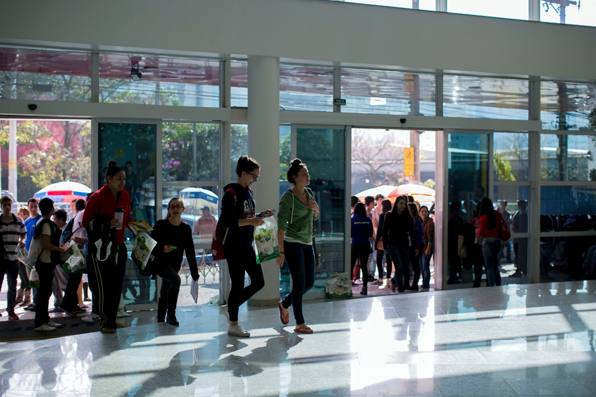 22.jun.2014 - Candidatos entram no local de prova para o segundo dia da segunda fase do vestibular de inverno da Unesp 2014. Foram convocados 11.258 candidatos. São oferecidas 420 vagas nos cursos de agronomia, zootecnia, engenharias ambiental, civil, de controle e automação, de produção, elétrica e mecânica - Leonardo Soares/UOL