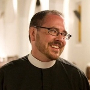 O reverendo Dr. Cameron Partridge, um dos sete membros abertamente transgêneros do clero da Igreja Episcopal - Reprodução/Twitter