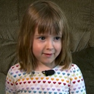 Abby, 4, ajudou os policiais a descobrirem que os assaltantes não se encaixavam na descrição física dada pela babá - Reprodução/Q13Fox