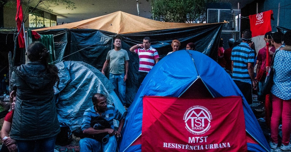 24.jun.2014 - Integrantes do Movimento dos Trabalhadores Sem-Teto (MTST) improvisaram um acampamento em frente à Câmara Municipal de São Paulo, nesta terça-feira (24), para pressionar pela votação do Plano Diretor