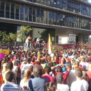 Integrantes do MTST fazem manifestação diante da Câmara Municipal de São Paulo - Joel Silva/Folhapress