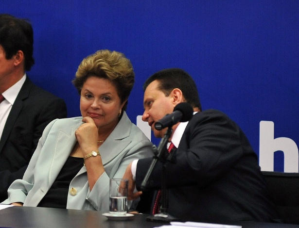 A presidente Dilma Rousseff  (PT) e o ex-prefeito de São Paulo Gilberto Kassab (PSD) durante convenção nacional do PSD - Zeca Ribeiro/Câmara dos Deputados
