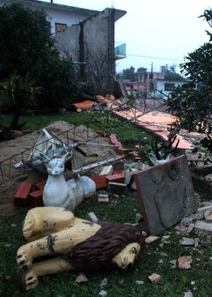 25.jun.2014 - Destroços provocados por forte temporal na noite de terça (24) em Capiatá, a 25 km de Assunção, no Paraguai - Andres Cristaldo/Efe