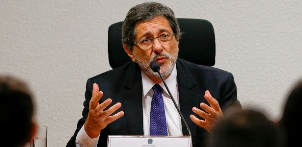 O ex-presidente da Petrobras José Sérgio Gabrielli depõe na CPI mista da Petrobras, em junho - Pedro Ladeira/Folhapress