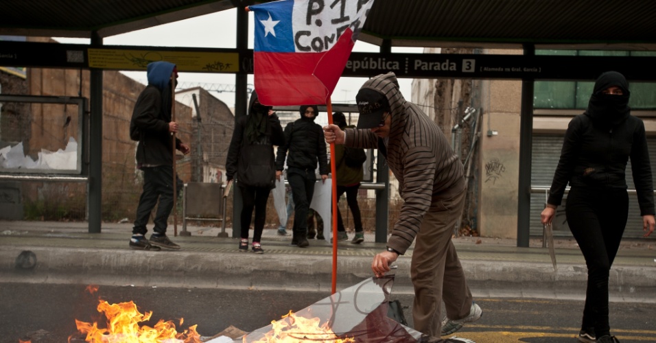 25.jun.2014 - Estudantes e professores chilenos protestam, nesta quarta-feira (25), nas ruas de Santiago. As exigências são as mesmas das manifestações que começaram em 2011: uma educação pública, gratuita e de qualidade