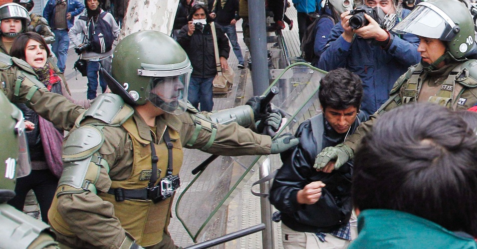 25.jun.2014 - Estudantes e professores chilenos protestam, nesta quarta-feira (25), nas ruas de Santiago. As exigências são as mesmas das manifestações que começaram em 2011: uma educação pública, gratuita e de qualidade